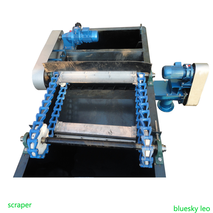 Slag scraper for sewage treatment