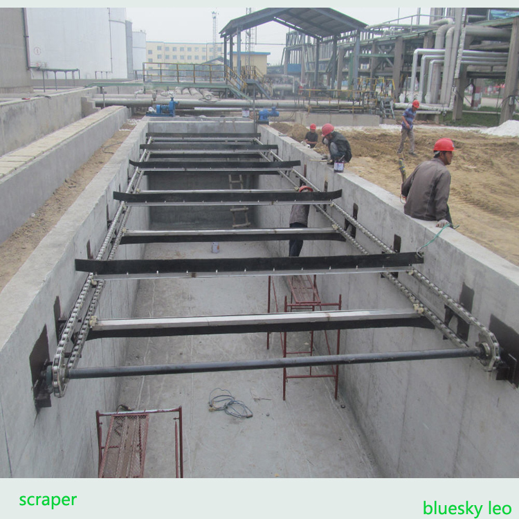 Oil scraper for sewage treatment